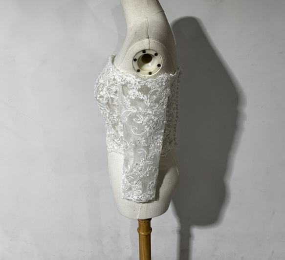 可憐な花刺繍のトップス ボレロ シアーな美しさ オフショルダー くるみボタン 3枚目の画像