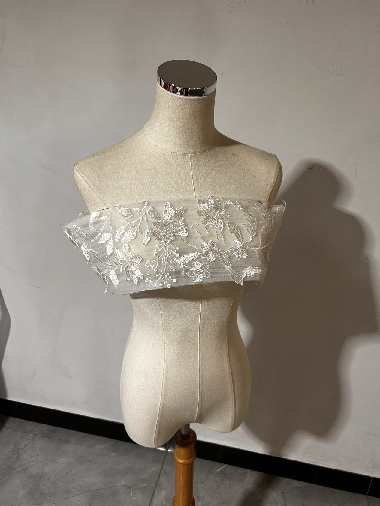 美品！オフショルダー 流れる透け花レース 編み上げ フランス風 可愛い