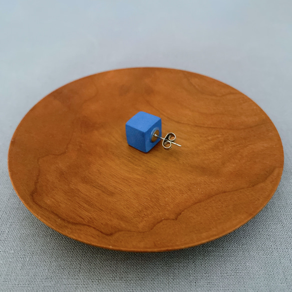陶のひとつぶピアス（しかく/blue） 2枚目の画像