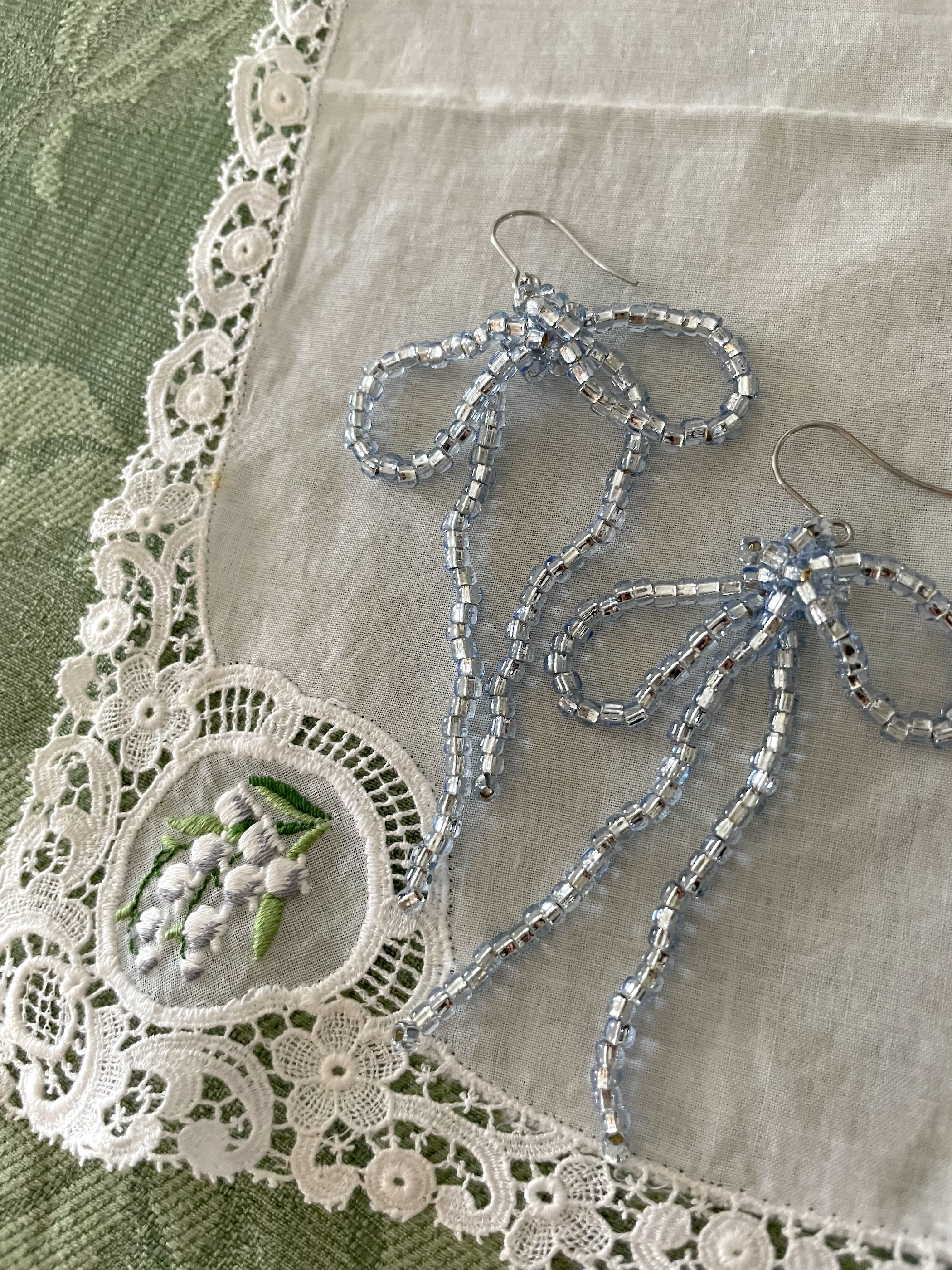 ロマンチックなリボンピアス