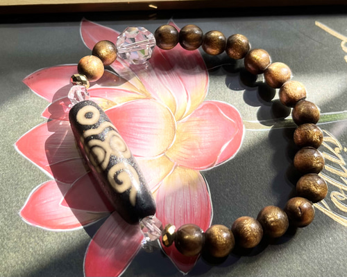 372天珠　仏三眼天珠　風化　馬蹄痕　良品質　　dzibeads！ 372天珠 仏三眼天珠 風化 馬蹄痕 良品質 dzibeads！ Three-Eyed
