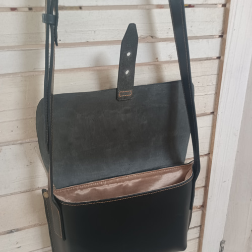 黒色ミニショルダーバッグ（お散歩・お買い物・旅行などに大活躍 