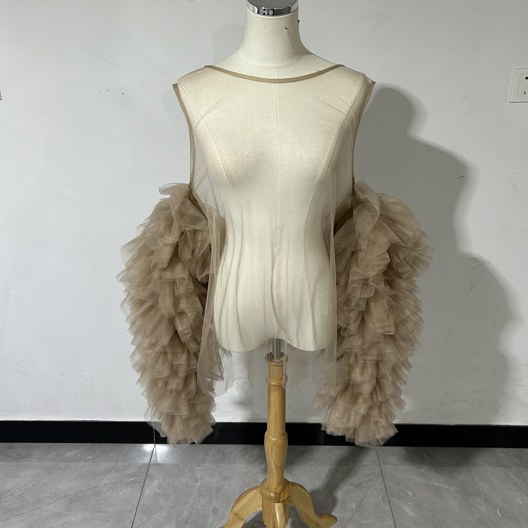 高品質！フェミニンなフレームレースの袖トップス 　 ソフトチュールポンチョ　ボレロ