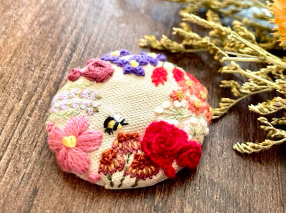 くるみボタン④①ハンドメイド刺繍ブローチヘアゴム 2枚目の画像