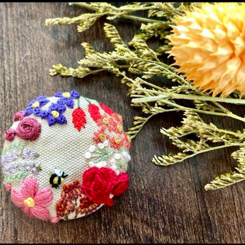 343 刺繍 くるみボタン ブローチ お花 ハンドメイド