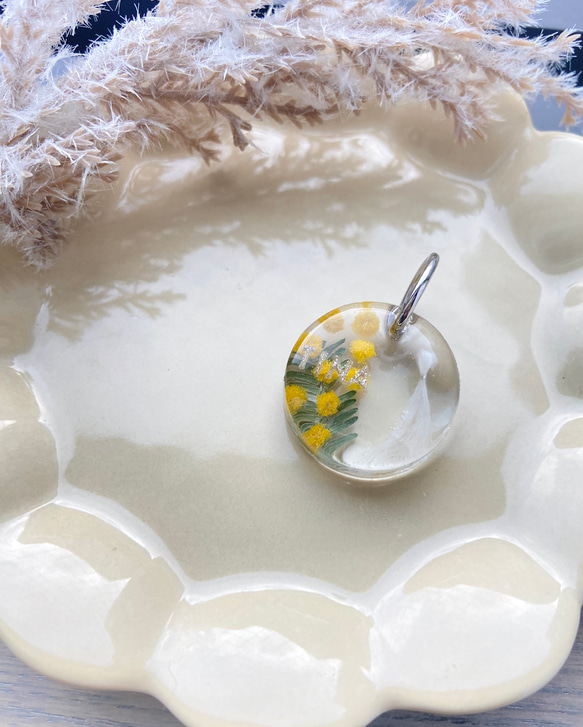 【うちの子素材】『ミモザ』名入れ可　ペットの毛・ヒゲ・羽・爪・乳歯・遺骨・遺灰 封入　ペットメモリアルキーホルダー 7枚目の画像