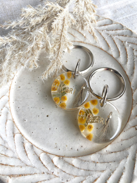 【うちの子素材】『ミモザ』名入れ可　ペットの毛・ヒゲ・羽・爪・乳歯・遺骨・遺灰 封入　ペットメモリアルキーホルダー 4枚目の画像