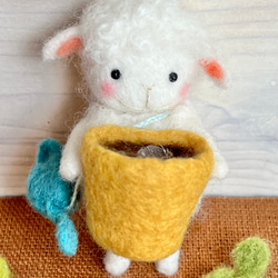 羊毛フェルト小さな癒しの羊さん　ローズウッドのアロマの香りとヒマラヤ水晶つき　飾ったり持ち歩いたり 1枚目の画像