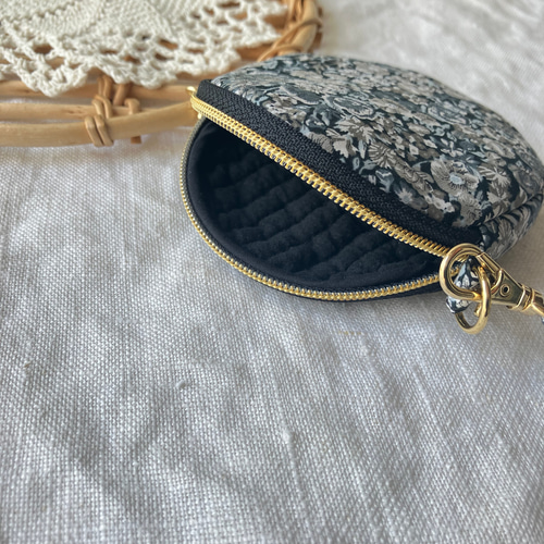 リバティのまぁるいぽーち くるりストラップ付き チャイブ 黒地 丸型  