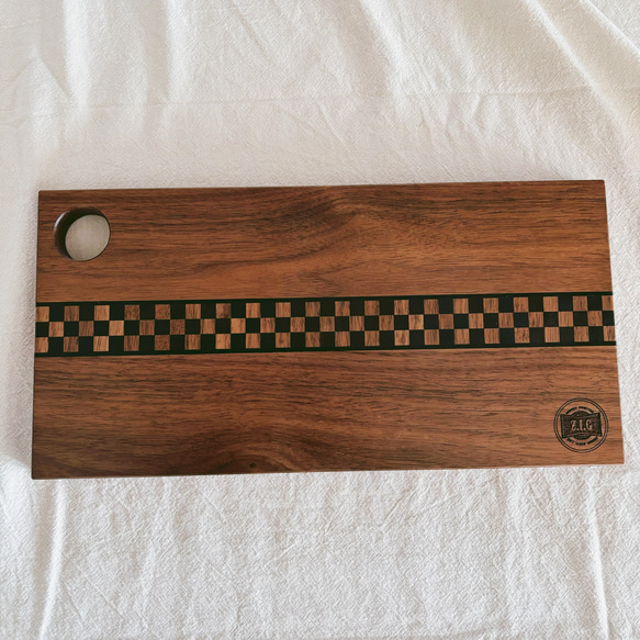 【送料込】カッティングボード 木製 まな板 ウッドボード 　チェッカーフラッグ柄 1枚目の画像