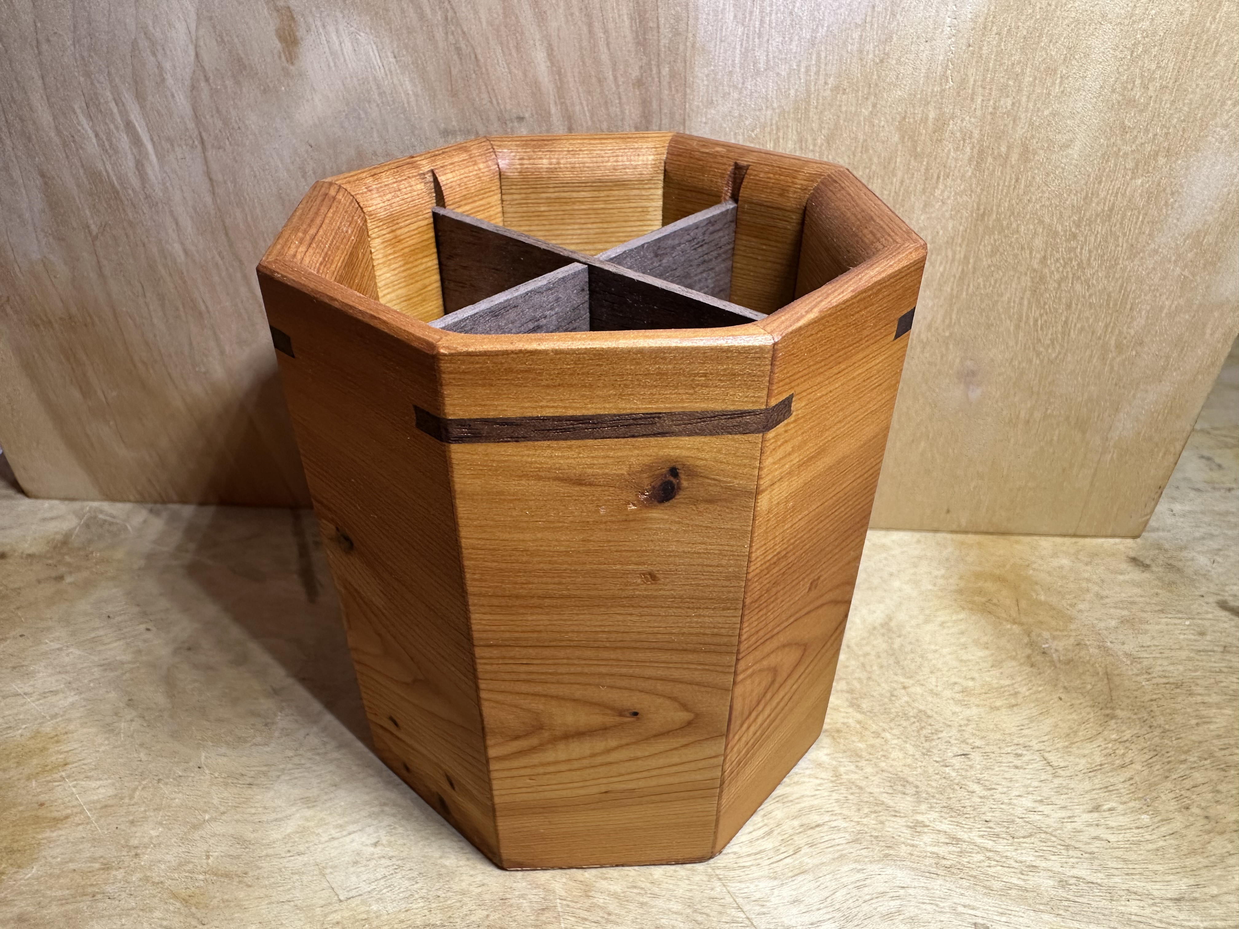 木製 (イチイ) ペンスタンド　オクタ