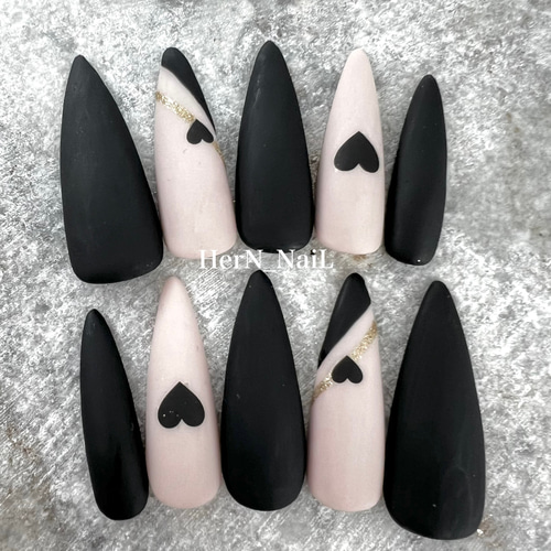 シンプルハートブラックネイルチップ ネイルチップ（つけ爪） HerN