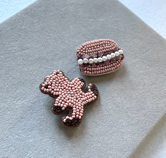 ビーズ刺繍のブローチ　-マカロン＆くまチョコ(ストロベリー)- 4枚目の画像