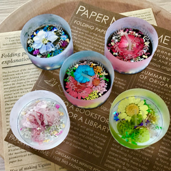 ガラス製フラワーペーパーウェイト イニシャル刻印 母の日 ギフト