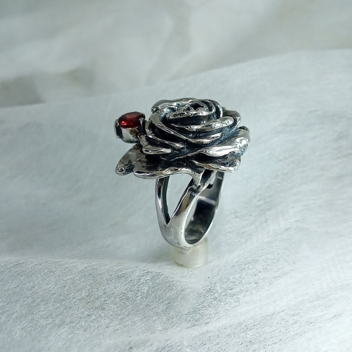 ハンドメイド シルバーリング「薔薇とガーネット」 指輪・リング 銀の