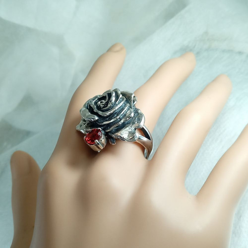 ハンドメイド シルバーリング「薔薇とガーネット」 指輪・リング