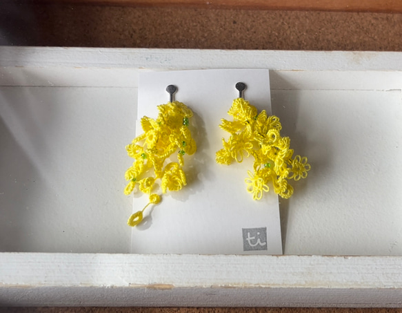 黄色いお花(ミモザ)のニッケルフリーイヤリング　アシンメトリー 2枚目の画像