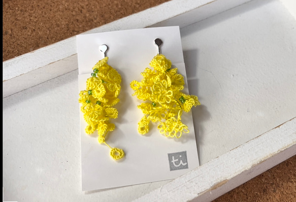 黄色いお花(ミモザ)のニッケルフリーイヤリング　アシンメトリー 1枚目の画像