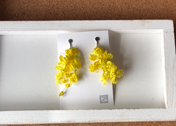 黄色いお花(ミモザ)のニッケルフリーイヤリング　アシンメトリー 3枚目の画像