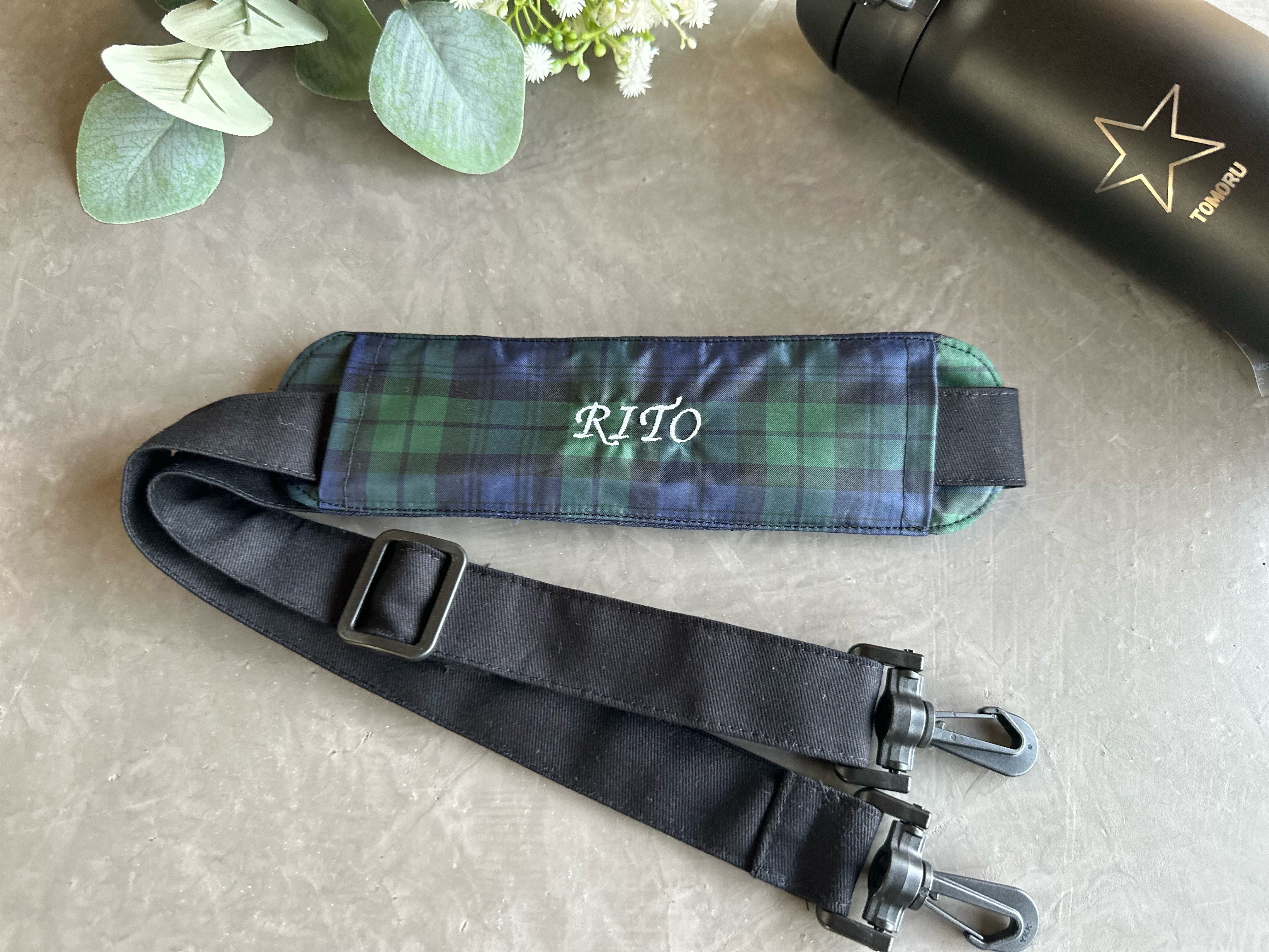 n＊　手刺繍　水筒入れ　肩紐カバー　ランチマット　携帯ケース　【1/2】