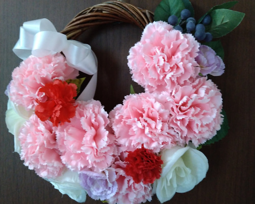 商品名【咲華】華やか❤️カーネーションの花束風スワッグリース 春リース玄関リース fed49f6aadc72eb8975dd1fc28d666