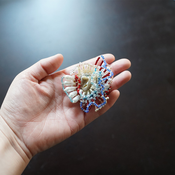 潮だまりの生き物たち5 ブローチ ビーズ刺繍　カラフル　海 5枚目の画像