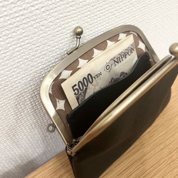 パカっと開くとお部屋が２つ＊仕切りつき口金の本革ぺたんこがまぐちミニ財布（ブラックレザー） 5枚目の画像