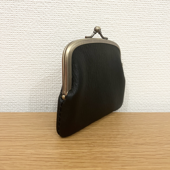 パカっと開くとお部屋が２つ＊仕切りつき口金の本革ぺたんこがまぐちミニ財布（ブラックレザー） 2枚目の画像