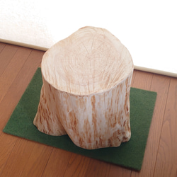希少な根元部分使用 天然アロマ 丸太椅子フリル・ワイド・丸太テーブル・オーガニック 4枚目の画像