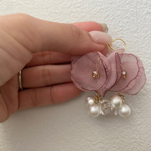 クリアフラワーの大ぶりイヤリング／ピアス | iichi 日々の暮らしを心地よくするハンドメイドやアンティークのマーケットプレイス