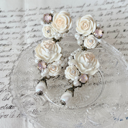 白薔薇のボリュームコラージュイヤリング 8枚目の画像