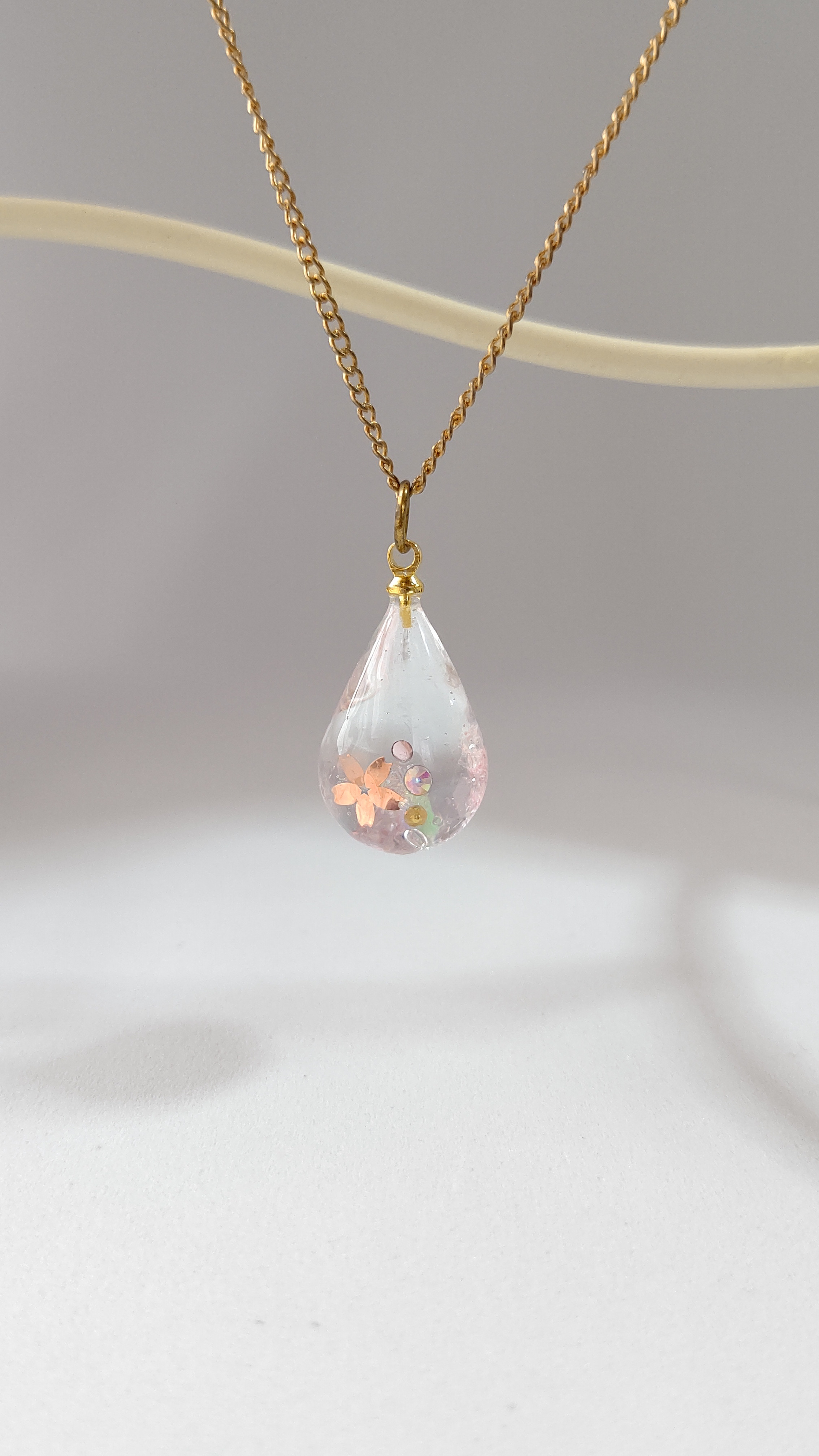 春の新作＊一粒の桜と淡いピンクの雫型レジンのネックレス