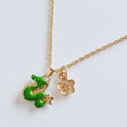 ❀華麗な花❀ 桜と龍のネックレス（ライトピンク×グリーン） 3枚目の画像