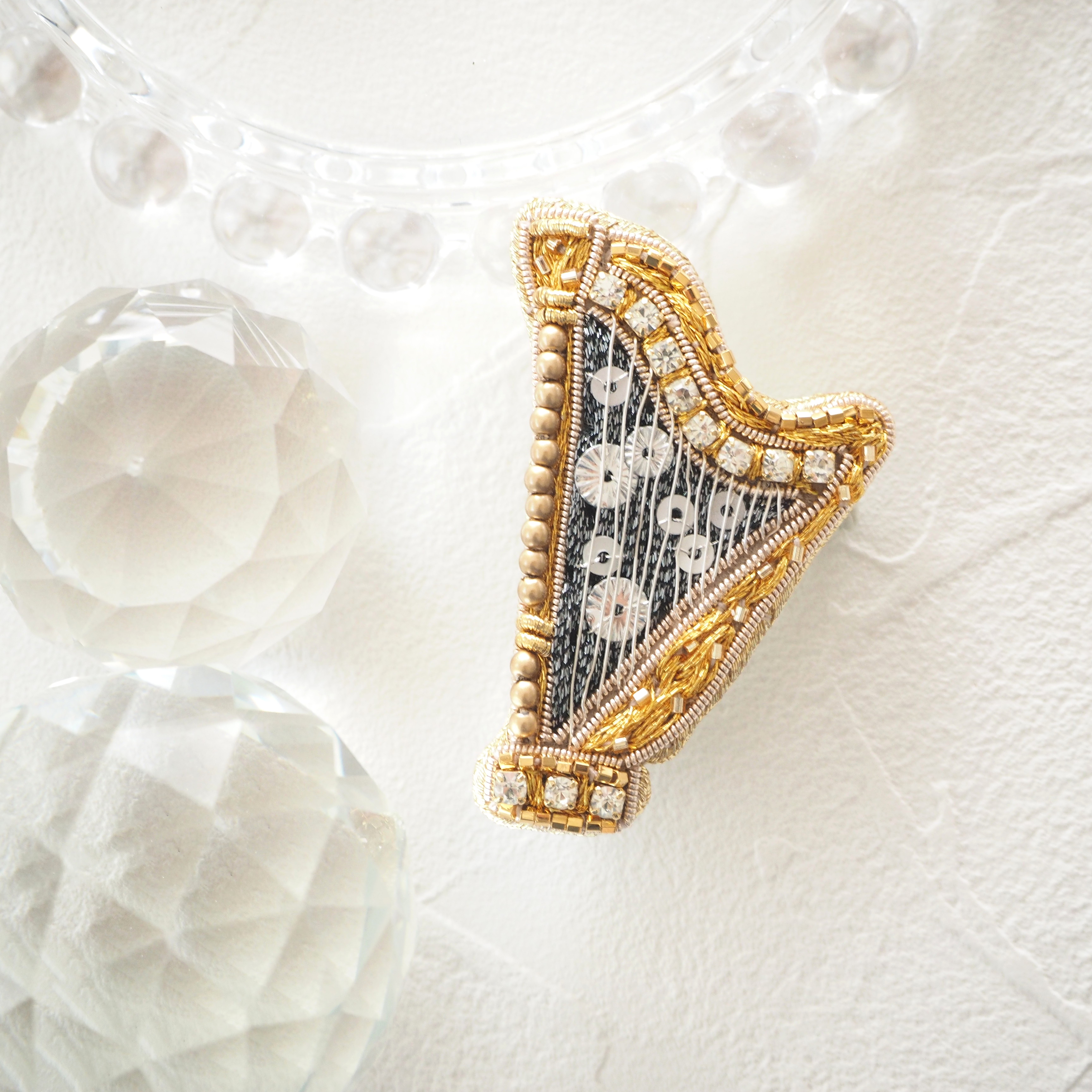 【受注販売】繊細なオートクチュールビーズ刺繍のハープ（金）のブローチ　手嶋咲良先生作品　楽器シリーズ