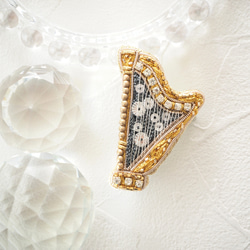 受注販売】繊細なオートクチュールビーズ刺繍のハープ（金）のブローチ