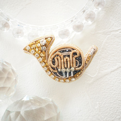 受注販売】繊細なオートクチュールビーズ刺繍のホルンのブローチ 手嶋