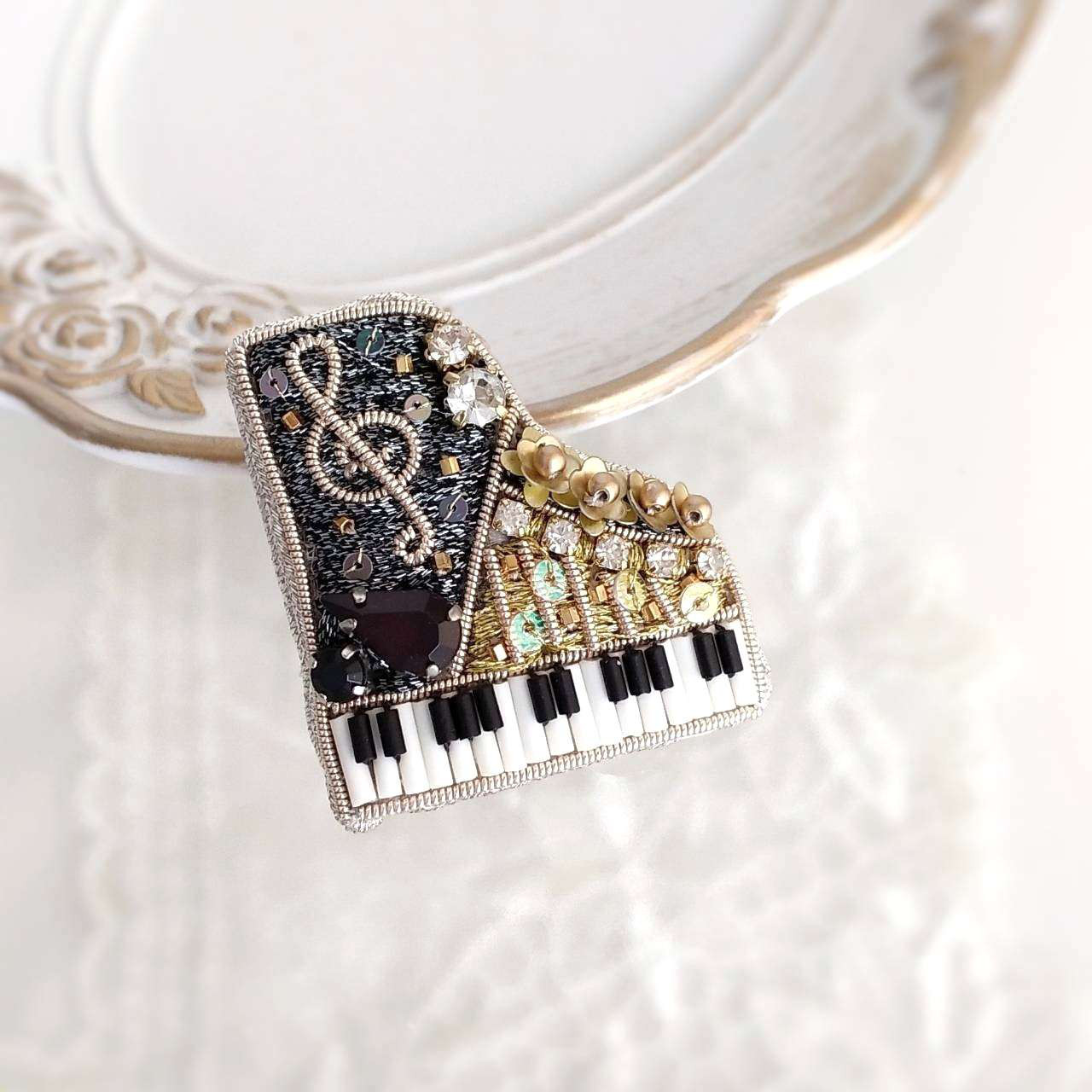 音楽家ビーズ刺繍ブローチ