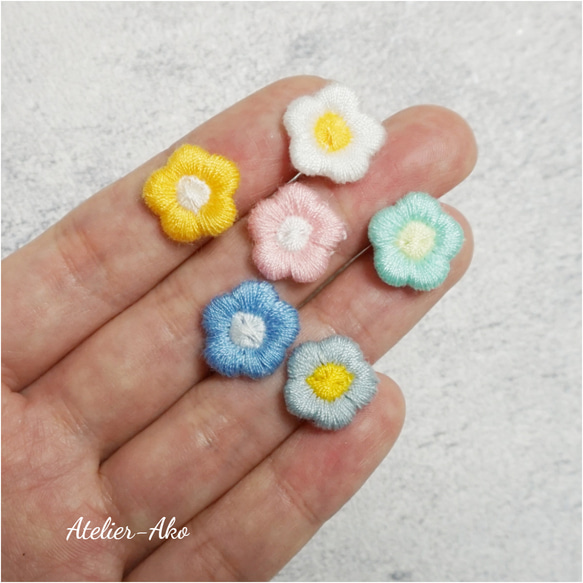 10個♡刺繍 モチーフ　カボション　ブルー×ライトブルー　フラワー　花 2枚目の画像