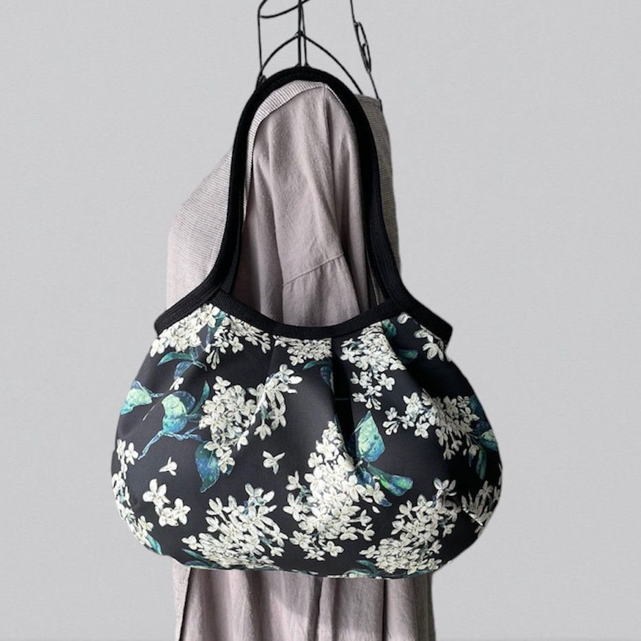 コロンと可愛いショルダーグラニーバッグ　アーカイブライラック　ブラック地　◎選べる2サイズ 5,440円