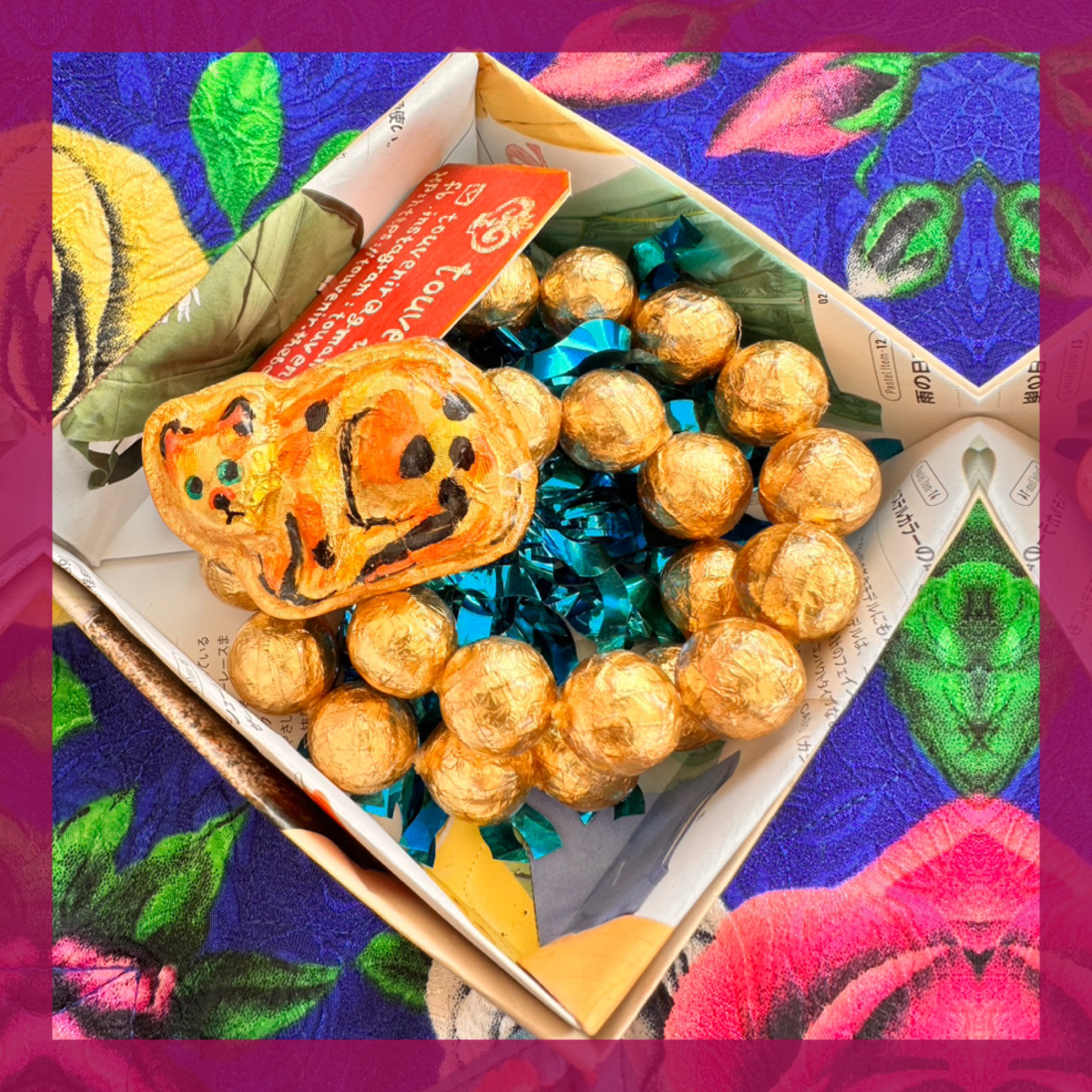 お菓子の包みのネックレス