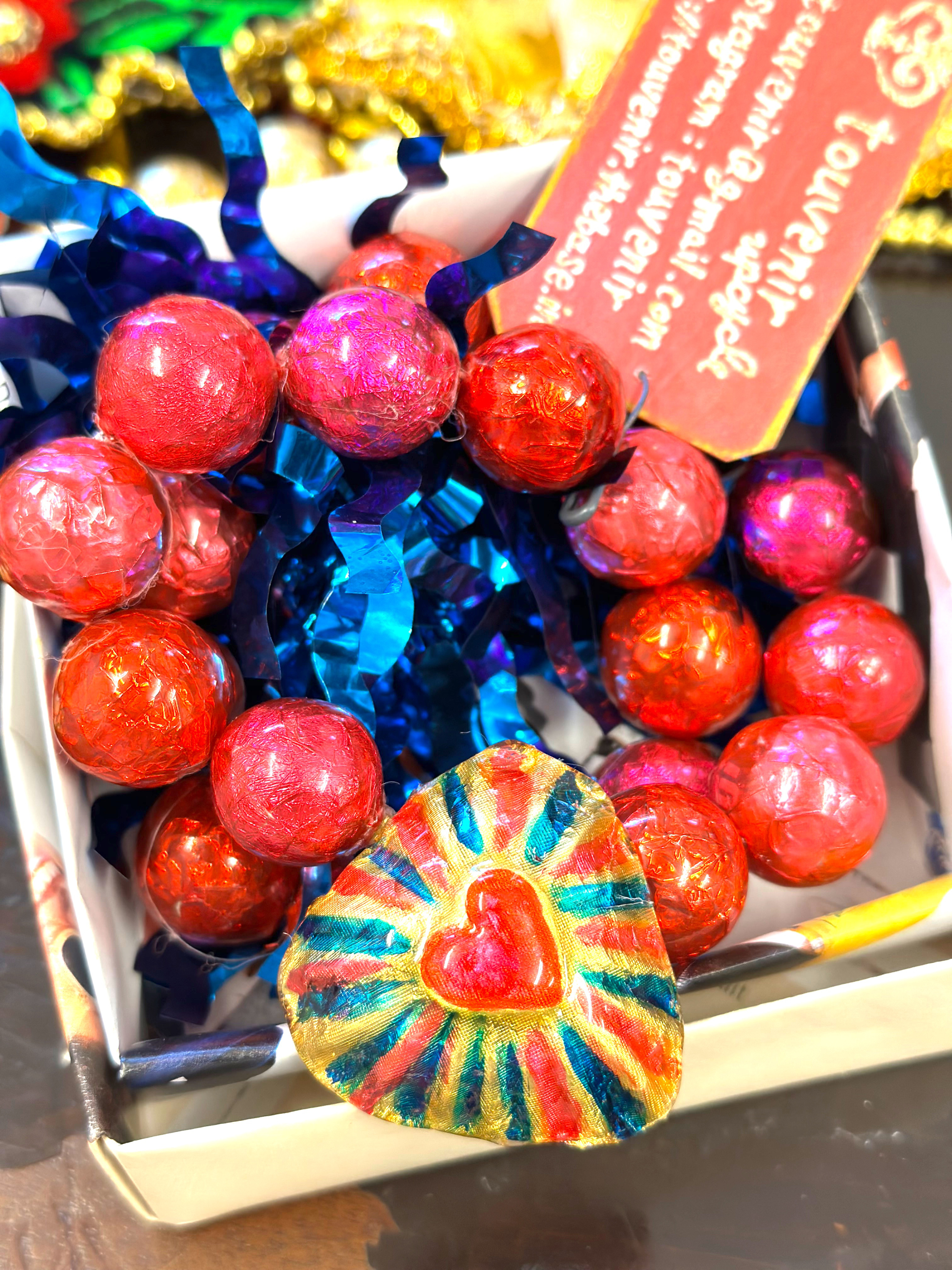 お菓子の包みのネックレス