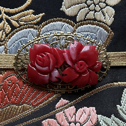ビンテージ素材のドラマティックな深紅のバラの帯留め「ローズ・ストーリィR」 5枚目の画像