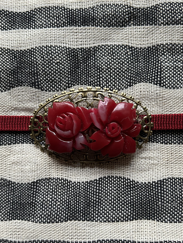 ビンテージ素材のドラマティックな深紅のバラの帯留め「ローズ・ストーリィR」 7枚目の画像