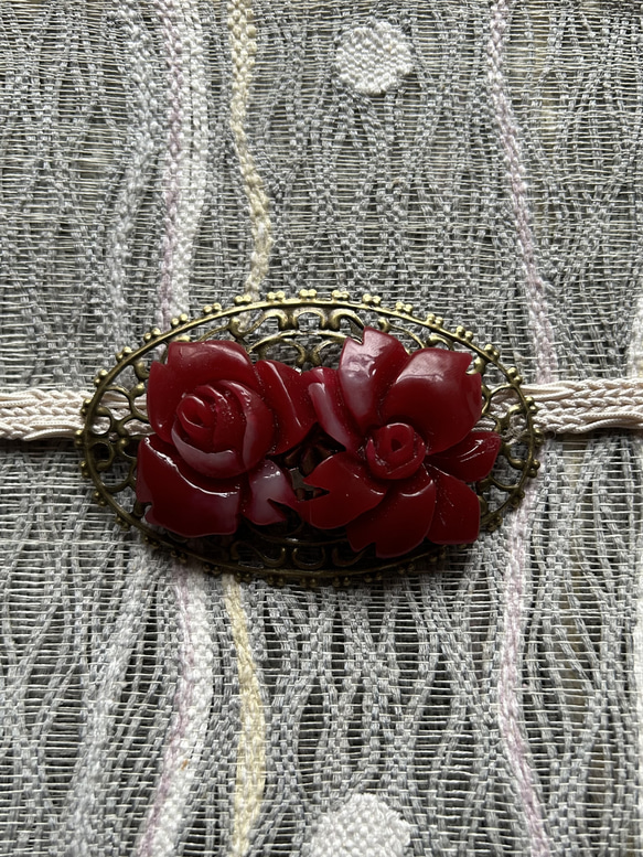ビンテージ素材のドラマティックな深紅のバラの帯留め「ローズ・ストーリィR」 8枚目の画像