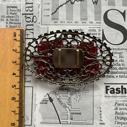 ビンテージ素材のドラマティックな深紅のバラの帯留め「ローズ・ストーリィR」 4枚目の画像
