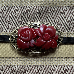 ビンテージ素材のドラマティックな深紅のバラの帯留め「ローズ・ストーリィR」 11枚目の画像