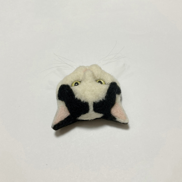 羊毛フェルト 猫ブローチ 黒ぶち 4枚目の画像