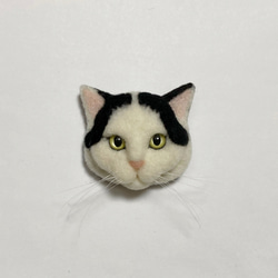 羊毛フェルト 猫ブローチ 黒ぶち 1枚目の画像