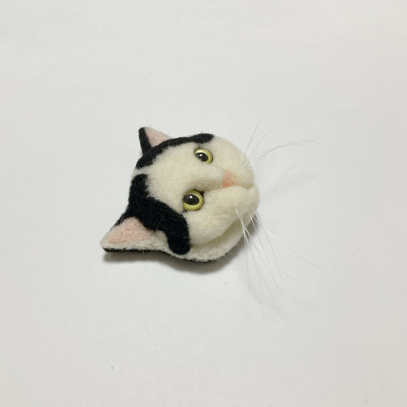 羊毛フェルト 猫ブローチ 黒ぶち 3枚目の画像