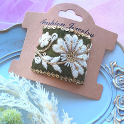 モスグリーン の 花柄 インド刺繍リボン の四角い ポニーフック 1枚目の画像